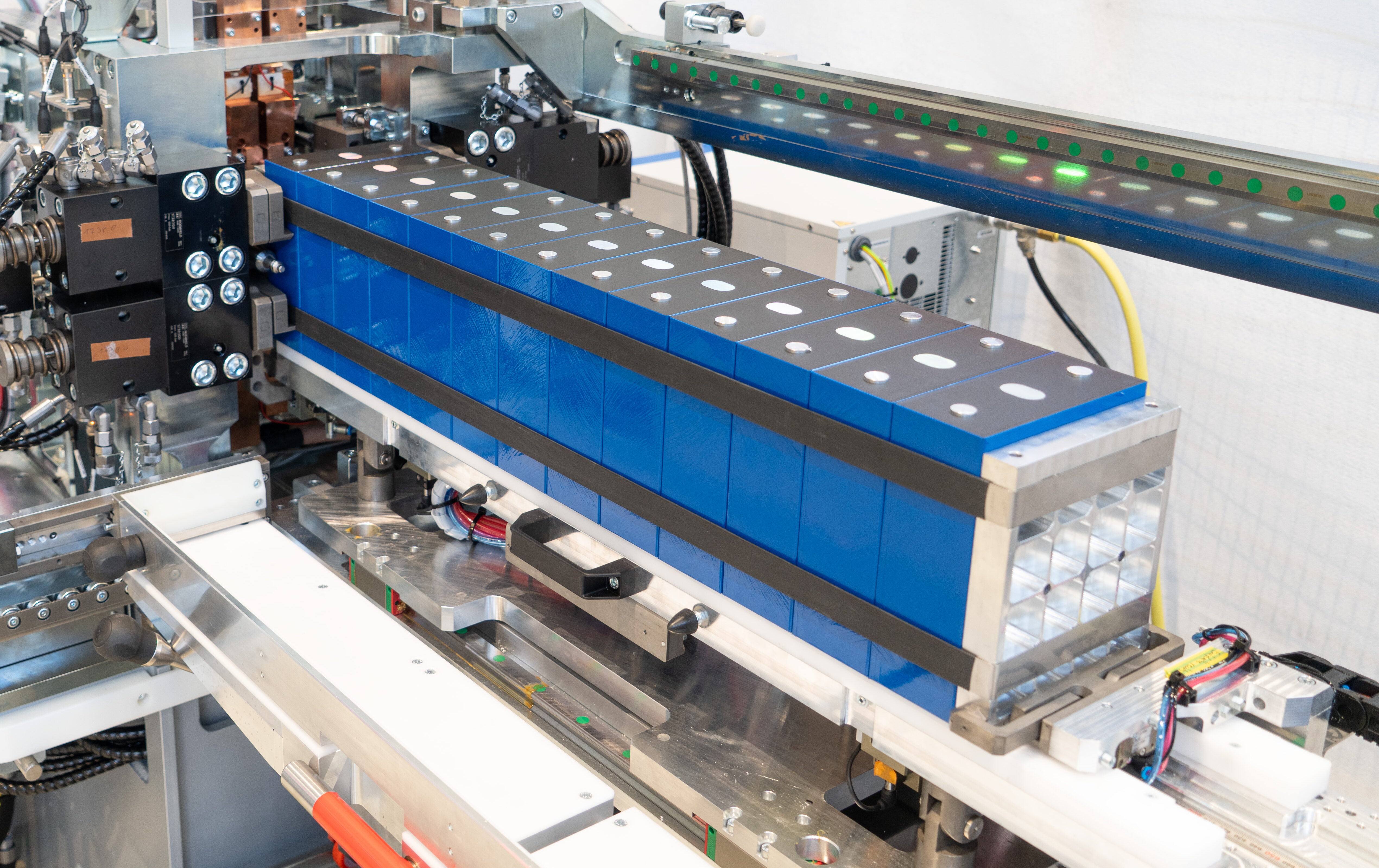 BM-Rosendahls new metal band strapping unit for prismatic li-ion cells