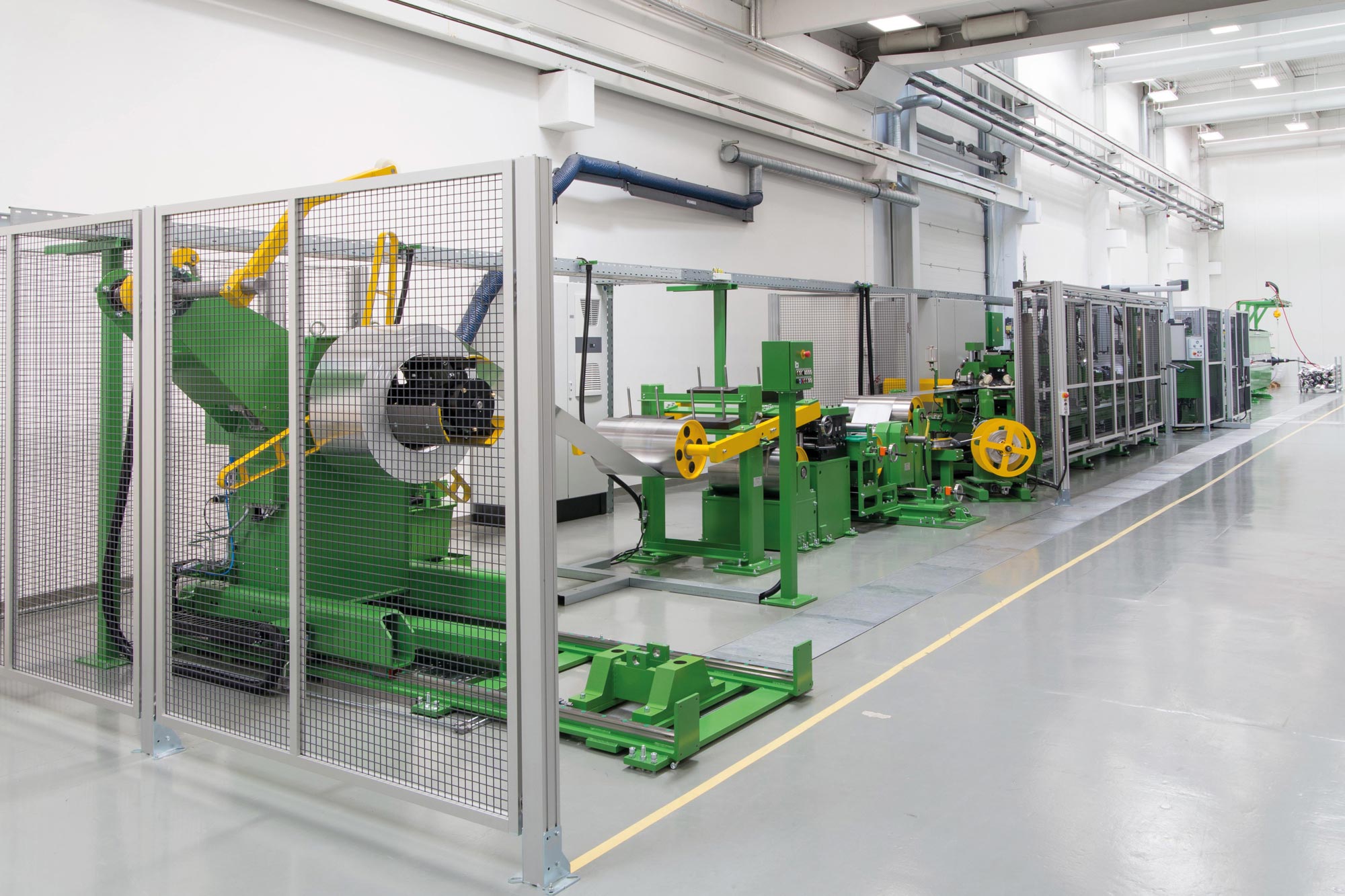 Extremely versatile production line for the manufacturing of smooth or corrugated HV cables